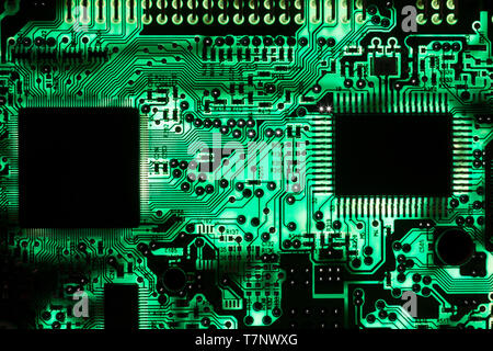 Photo macro de circuit imprimé rétro-éclairé avec des frites Banque D'Images