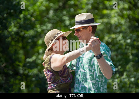 Russie, Moscou, le 29 juillet 2018. Le centre de soins infirmiers. Danse à quelqu'un de plus de 65 ans. Couple de retraités âgés de danse. Un homme et une femme à la Banque D'Images