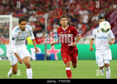 Roberto Firmino de Liverpool (C) s'exécute au cours de la finale de la Ligue des champions de 2018 match contre le Real Madrid Banque D'Images