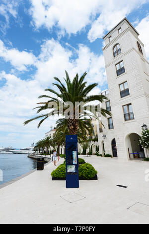 Promenade maritime à Porto Monténégro - immobilier haut de gamme avec un bateau yacht de plaisance. Banque D'Images