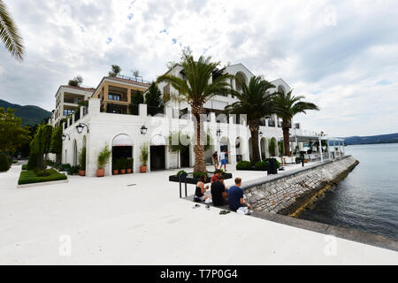 Promenade maritime à Porto Monténégro - immobilier haut de gamme avec un bateau yacht de plaisance. Banque D'Images