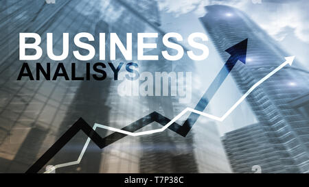 L'analyse des affaires diagrammes et graphiques sur l'écran virtuel. Concept financier et technologique avec l'arrière-plan flou. Banque D'Images