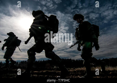 Groupe des forces armées russes dans les troupes aéroportées (Vozdushno desantnye - VDV-voyska) Soldiers marching lors de l'exercice de l'ossature contre le soleil, ciel et nuages Banque D'Images