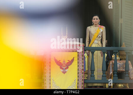 La Thaïlande. 06 mai, 2019. La Thaïlande est reine Jadallys est vue sur le balcon de Suddhaisavarya Prasad Hall du Grand Palais où le roi et la Reine accorder une audience publique pour recevoir les voeux du peuple : Crédit Seksan Roj/Pacific Press/Alamy Live News Banque D'Images