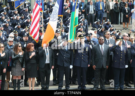 Queens, New York, USA. 07Th Mai, 2019. Les funérailles ont eu lieu pour le plus ancien du comté de Queens, Procureur du district, Richard Brown, qui est mort après une longue période de déclin physique résultant de la maladie de Parkinson. Après un rassemblement à la juridiction pénale en s'appuyant sur Queens Boulevard, une procession conduit à la réforme Temple de Forest Hills, où des luminaires de toute la région de New York est venu de dire au revoir. Credit : Andy Katz/Pacific Press/Alamy Live News Banque D'Images