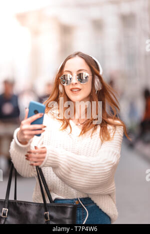 Une jeune fille dans la rue enlève ses souliers et met en vacances  chaussures Photo Stock - Alamy