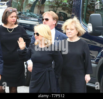 Queens, New York, USA. 07Th Mai, 2019. La famille Brown arrive à la synagogue. Les funérailles ont eu lieu pour le plus ancien du comté de Queens, Procureur du district, Richard Brown, qui est mort après une longue période de déclin physique résultant de la maladie de Parkinson. Après un rassemblement à la juridiction pénale en s'appuyant sur Queens Boulevard, une procession conduit à la réforme Temple de Forest Hills, où des luminaires de toute la région de New York est venu de dire au revoir. Credit : Andy Katz/Pacific Press/Alamy Live News Banque D'Images