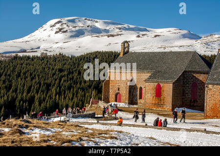 Chapelle de Vassiviere en hiver. Besse Saint Anastaise. Puy de Dôme. L'Auvergne. France Banque D'Images