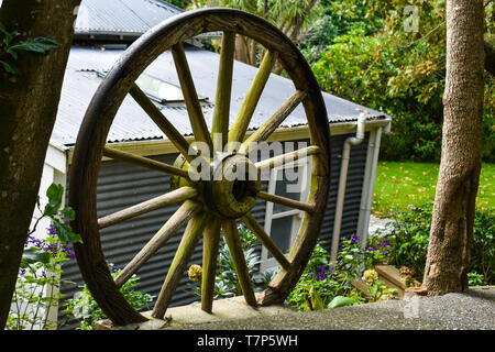 Une roue dans un jardin historique Banque D'Images