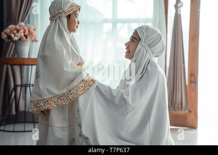 La mère et l'enfant musulman avec écharpe pour prier Banque D'Images