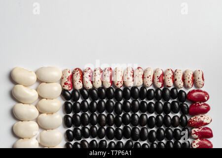 Geometric pattern bean. Textures Légumineuses multicolores sur fond blanc. Vue de dessus avec l'espace pour votre texte Banque D'Images