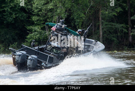 Instructions pour la marine et l'École de formation technique (NAVSCIATTS) les élèves participent à un agent de patrouille (riverains) sur l'exercice de formation PCOR John C. Stennis Space Center, Mississippi, le 29 avril 2019. Le BCP-R, est un cours de huit semaines d'enseignement conçu pour fournir aux étudiants les connaissances et compétences nécessaires à l'exploitation d'une patrouille fluviale. NAVSCIATTS est un commandement de l'instruction de la coopération en matière de sécurité opérant sous le commandement des opérations spéciales des États-Unis à l'appui de l'Assistance des forces de sécurité et les commandants de combat géographique' Theatre des priorités de la coopération en matière de sécurité. Banque D'Images