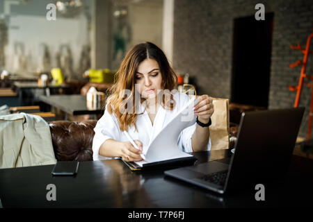 Une jeune femme, sympathique, pas une tête fine, de bâtiment de corps Banque D'Images