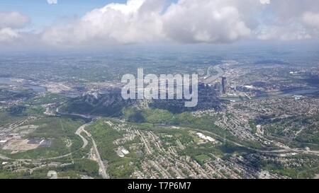 Pittsburgh en Pennsylvanie comme vu de l'air à bord d'un des gardes nationaux Pennsylvania Air avion KC-135 à partir de la 171e escadre de ravitaillement en vol le 2 mai 2019. (U.S. Photo de la Garde nationale aérienne capitaine principal Sgt. Shawn Moine) Banque D'Images