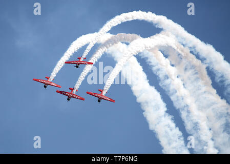 Au cours de l'équipe effectue Aeroshell et Biloxi Keesler Air and Space Show à Biloxi, Mississippi, le 5 mai 2019. L'US Air Force Thunderbirds sont la garniture de Biloxi et Keesler Air Show 4 et 5 mai. Thunder over the Sound est un événement unique en son genre, où une base et ses environs ville hôte conjointement un spectacle aérien séparés géographiquement. (U.S. Air Force photo par un membre de la 1re classe Kimberly L. Mueller) Banque D'Images