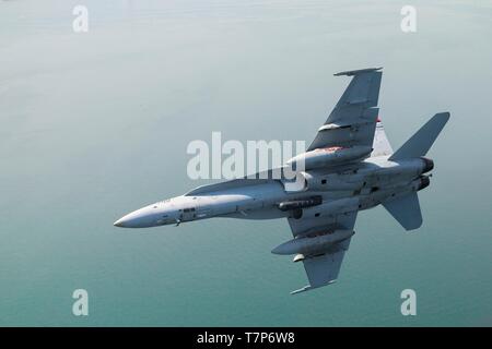 Un F/A-18F Hornet avec Marine Fighter Attack Squadron (VMFA) vole au-dessus de 232 au cours de la 43e Japon Iwakuni autodéfense maritime - Marine Corps Air Station Iwakuni Journée de l'amitié au MCAS Iwakuni, Japon, le 5 mai 2019. Depuis 1973, MCAS Iwakuni a tenu une seule journée air show conçu pour favoriser des relations positives et d'offrir une expérience passionnante qui affiche le soutien communautaire entre les États-Unis et le Japon. Le spectacle aérien englobe divers affichage statique américains et japonais d'aéronefs, numéros aériens, de nourriture et de divertissement. (U.S. Marine Corps photo par le Cpl. Stephen Campbell) Banque D'Images