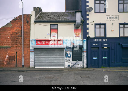 Un café dans l'Sailortown de Belfast Banque D'Images