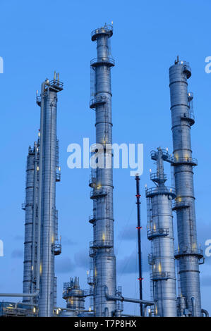 Tours de distillation chimique dans le port de Rotterdam, aux Pays-Bas. Banque D'Images