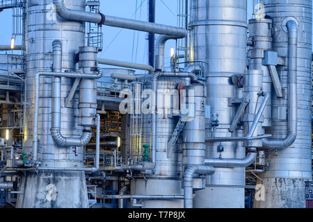 Tours de distillation chimique dans le port de Rotterdam, aux Pays-Bas. Banque D'Images