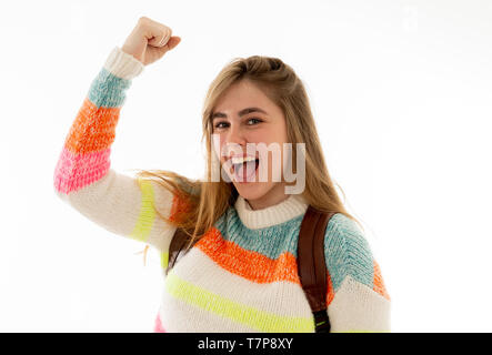 Belle fille adolescent millénaire avec sac à dos et souriant et heureux en dossier et de célébration des gestes. Cheerful attractive woman étudiant isola Banque D'Images