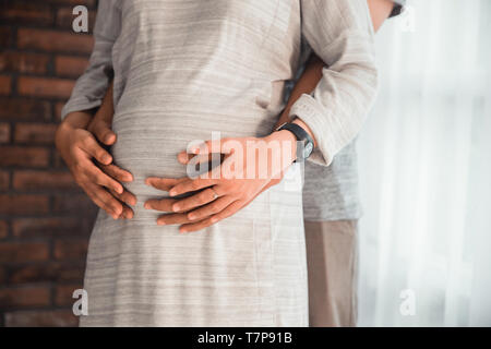 Femmes enceintes soute avec mari et femme Banque D'Images