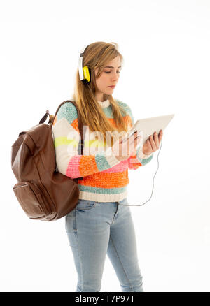 Portrait of happy young woman in étudiant adolescent écouteurs sous tablet regarder une vidéo Didacticiel en ligne malédiction ou écouter de la musique. Blanc isolé Banque D'Images
