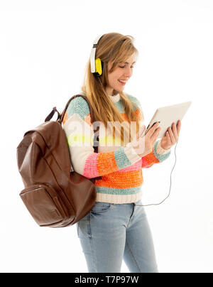 Portrait of happy young woman in étudiant adolescent écouteurs sous tablet regarder une vidéo Didacticiel en ligne malédiction ou écouter de la musique. Blanc isolé Banque D'Images