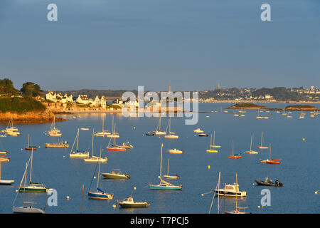 La France, Finistère, la baie de Morlaix, Saint Pol de Leon vu de Carantec Banque D'Images