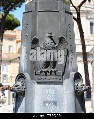Un pôle d'éclairage avec les symboles romains, l'aigle et le loup, à Rome, Italie Banque D'Images