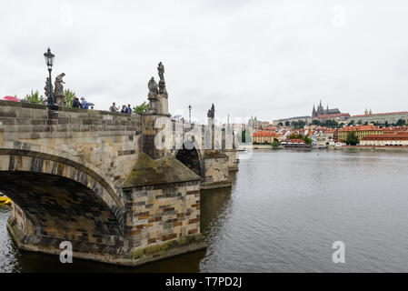 Prague, République tchèque - Le 24 juillet 2017 : touristique le long du pont Charles, République tchèque : Karluv Most, est un pont historique qui traverse la Vltava dans le Pr Banque D'Images