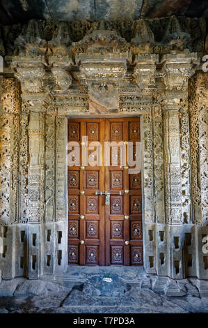 Montant richement décorées et au linteau de l'entrée latérale en Nagareshvara mantapa fermé du temple, Bankapura Banque D'Images