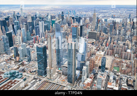 New York du point de vue de l'hélicoptère. Midtown Manhattan et Hudson yards sur un jour nuageux, USA Banque D'Images