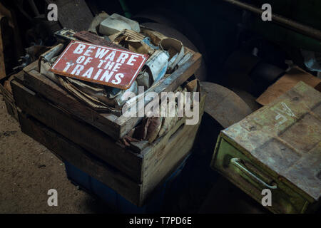 Un vintage, rouge "Méfiez-vous des trains' couché inutilisés dans un atelier de formation d'ingénieurs, le Musée de la mine, Lake District, UK Banque D'Images