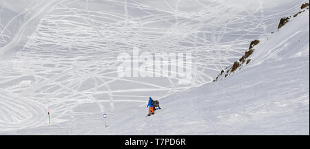 Deux snowboarders avant de descendre sur le freeride trace à sunny journée froide. Montagnes du Caucase en hiver, la Géorgie, la région Gudauri. Vue panoramique. Banque D'Images