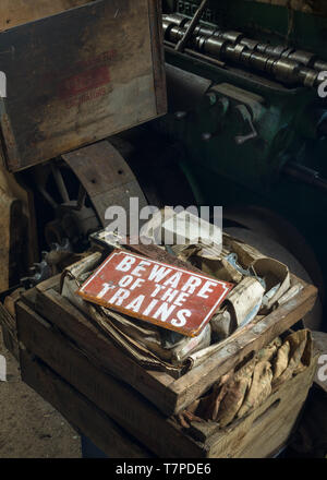 Un vintage, rouge "Méfiez-vous des trains' couché inutilisés dans un atelier de formation d'ingénieurs, le Musée de la mine, Lake District, UK Banque D'Images