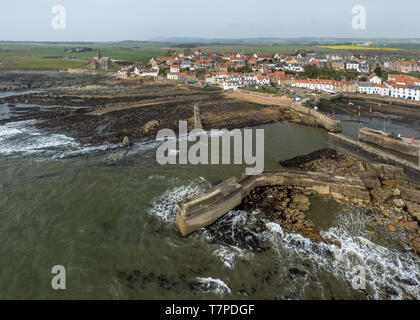 Une vue aérienne de St Monans ville sur la côte de Fife, Scotland Banque D'Images