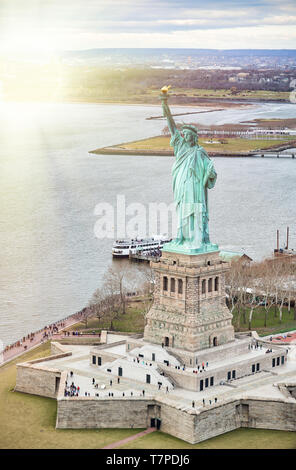 Statue de la liberté sur Liberty Island et de Ferry avec les touristes, la ville de New York. Banque D'Images