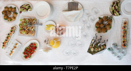 L'alimentation pour un buffet sur la table vue d'en haut. Des collations. Une table de fête avec des plats et des boissons. Banque D'Images