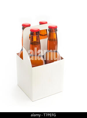 Emballages de bière vide blanc avec quatre bouteilles de bière brune isolé sur un fond blanc. Banque D'Images