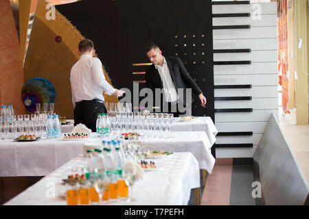 Biélorussie, Minsk, le 27 février 2019. Restaurant de la ville. Food Festival touristique avec un.deux barmans mettre la table. Le travail des serveurs. Banque D'Images