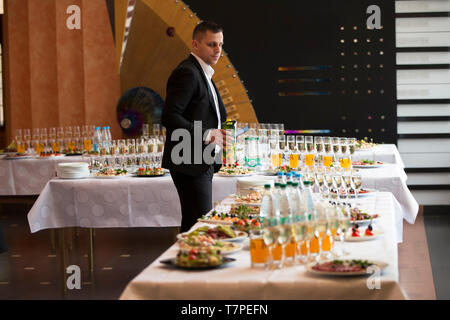 Biélorussie, Minsk, le 27 février 2019. Restaurant de la ville. Festival de l'alimentation avec un serveur.Le barman a mis la table. Le serveur fonctionne. Banque D'Images