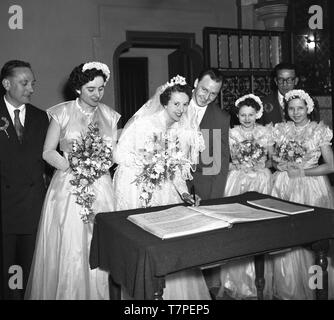 Le mariage de M. et Mme Lloyd, 202A Cassland Road, London, E8 c1965. La signature du registre. Photo par Tony Henshaw Banque D'Images