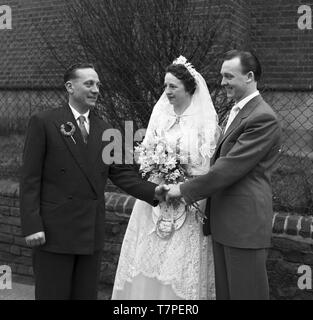 Le mariage de M. et Mme Lloyd, 202A Cassland Road, London, E8 c1965. Le meilleur homme félicite l'heureux couple de jeunes mariés. Photo par Tony Henshaw Banque D'Images