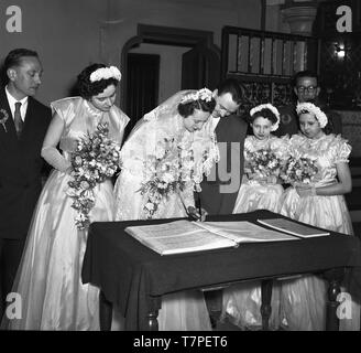 Le mariage de M. et Mme Lloyd, 202A Cassland Road, London, E8 c1965. La signature du registre. Photo par Tony Henshaw Banque D'Images