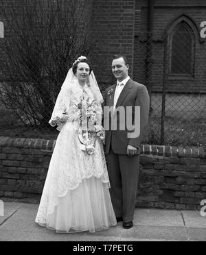 Le mariage de M. et Mme Lloyd, 202A Cassland Road, London, E8 c1965. Photo par Tony Henshaw Banque D'Images