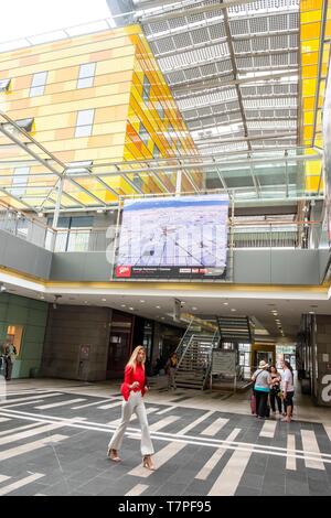 France, Pyrénées Orientales, Perpignan, gare SNCF, de l'affiche du Festival de photojournalisme Visa Banque D'Images