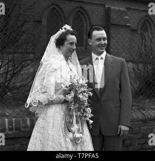 Le mariage de M. et Mme Lloyd, 202A Cassland Road, London, E8 c1965. Photo par Tony Henshaw Banque D'Images