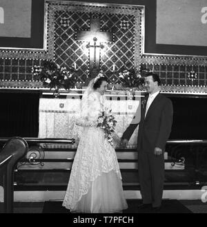 Le mariage de M. et Mme Lloyd, 202A Cassland Road, London, E8 c1965. Couple heureux à l'intérieur de l'église Photo de Tony Henshaw Banque D'Images