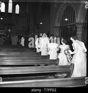 Le mariage de M. et Mme Lloyd, 202A Cassland Road, London, E8 c1965. La procession nuptiale. Photo par Tony Henshaw Banque D'Images