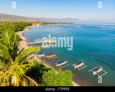 L'Indonésie, au nord de Bali, prahu sur Lovina beach (vue aérienne) Banque D'Images